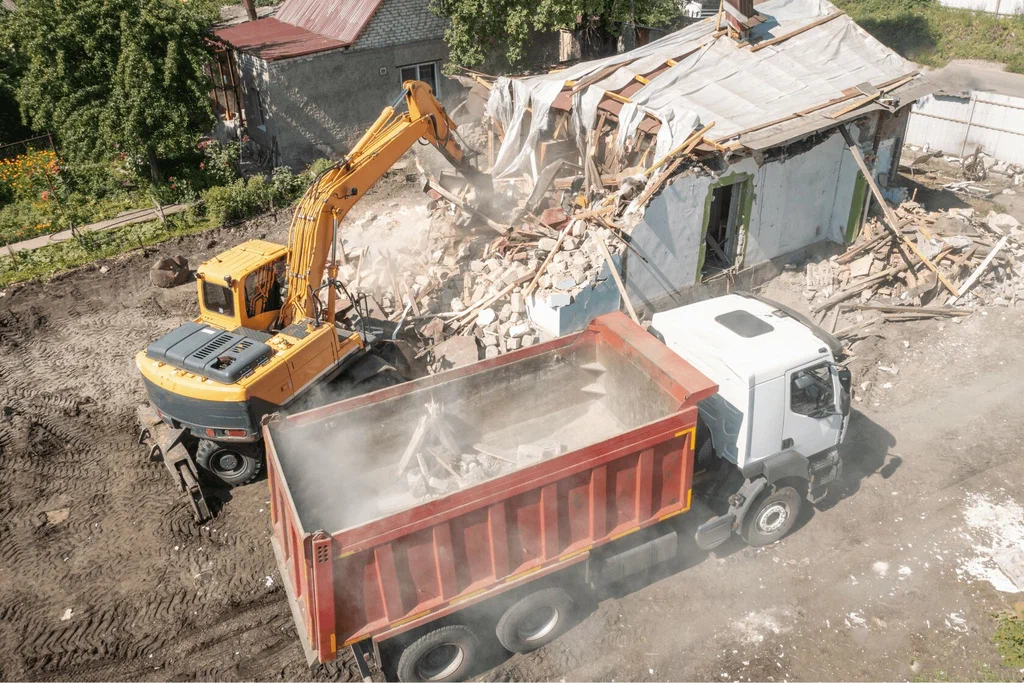 Вывоз мусора после сноса зданий с выездом в Новокузнецке в октябре