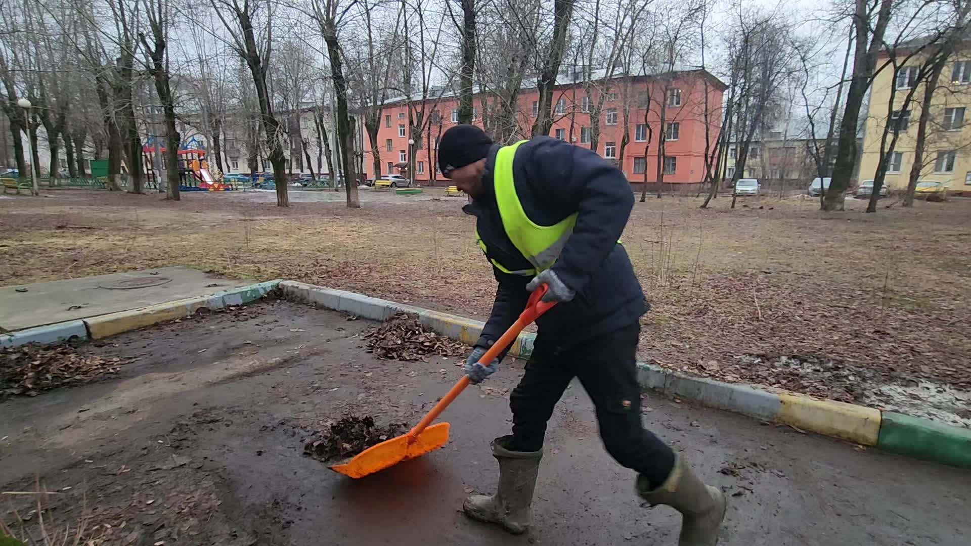Уборка территорий в Новокузнецке в октябре
