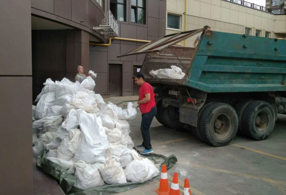 Вывоз мусора из подвала в Новокузнецке от ПроМусор – уборка, разбор завалов и очистка, цены от 2466 руб