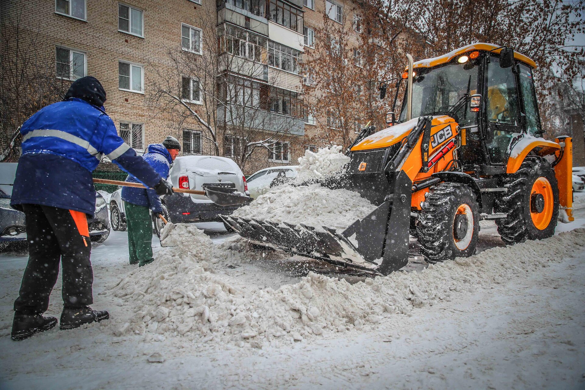 Очистка дворов от снега и наледи в Новокузнецке — уборка снега, трактор и ручная, цены от 514 руб. | ПроМусор