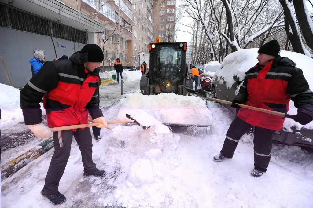 Очистка дворов от снега с гарантией результата в Новокузнецке в октябре
